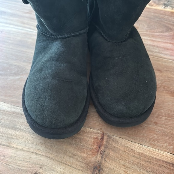 UGG | Bailey Button II | Black | size 6 - Picture 4 of 9
